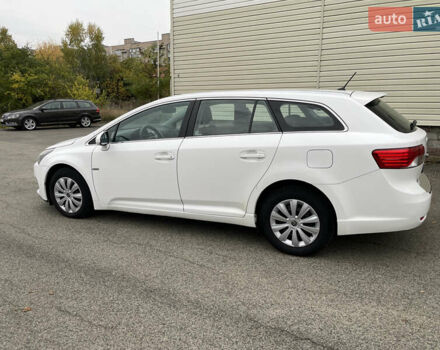 Белый Тойота Авенсис, объемом двигателя 2 л и пробегом 270 тыс. км за 8800 $, фото 2 на Automoto.ua