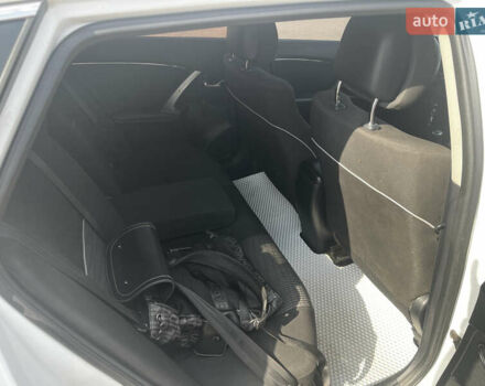 Белый Тойота Авенсис, объемом двигателя 2 л и пробегом 330 тыс. км за 9000 $, фото 9 на Automoto.ua