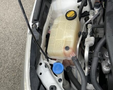 Белый Тойота Авенсис, объемом двигателя 2 л и пробегом 270 тыс. км за 8800 $, фото 12 на Automoto.ua