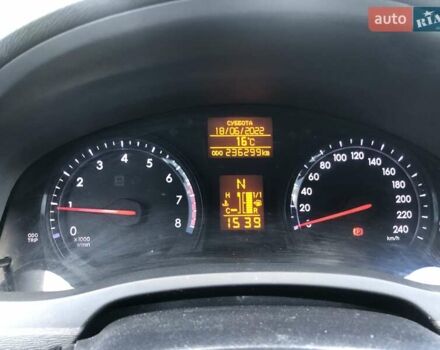 Білий Тойота Авенсіс, об'ємом двигуна 1.8 л та пробігом 236 тис. км за 10500 $, фото 18 на Automoto.ua