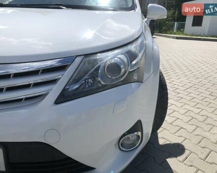 Білий Тойота Авенсіс, об'ємом двигуна 1.8 л та пробігом 236 тис. км за 10500 $, фото 4 на Automoto.ua