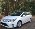 Белый Тойота Авенсис, объемом двигателя 2 л и пробегом 350 тыс. км за 10900 $, фото 1 на Automoto.ua