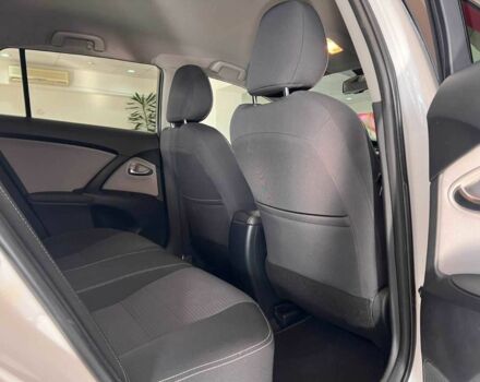 Белый Тойота Авенсис, объемом двигателя 2 л и пробегом 194 тыс. км за 12435 $, фото 9 на Automoto.ua