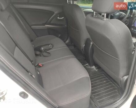 Белый Тойота Авенсис, объемом двигателя 2 л и пробегом 272 тыс. км за 12999 $, фото 5 на Automoto.ua