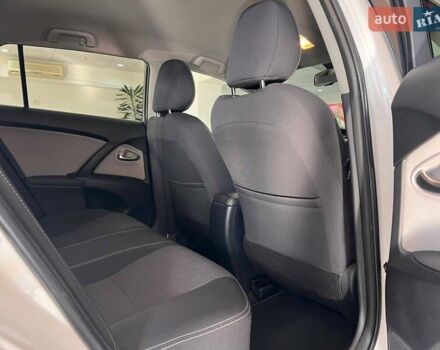Белый Тойота Авенсис, объемом двигателя 2 л и пробегом 194 тыс. км за 12384 $, фото 9 на Automoto.ua