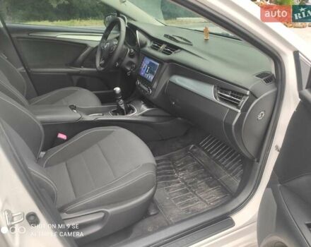 Белый Тойота Авенсис, объемом двигателя 2 л и пробегом 272 тыс. км за 12999 $, фото 6 на Automoto.ua