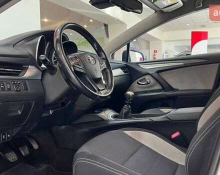 Белый Тойота Авенсис, объемом двигателя 2 л и пробегом 194 тыс. км за 12384 $, фото 12 на Automoto.ua