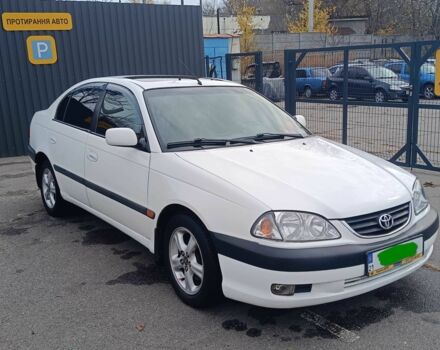 Белый Тойота Авенсис, объемом двигателя 2 л и пробегом 399 тыс. км за 3800 $, фото 1 на Automoto.ua