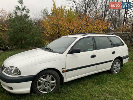 Белый Тойота Авенсис, объемом двигателя 2 л и пробегом 250 тыс. км за 3600 $, фото 1 на Automoto.ua
