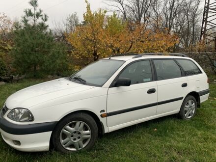 Белый Тойота Авенсис, объемом двигателя 2 л и пробегом 250 тыс. км за 3500 $, фото 1 на Automoto.ua