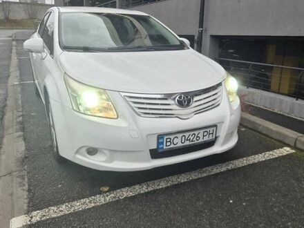 Белый Тойота Авенсис, объемом двигателя 2 л и пробегом 219 тыс. км за 7900 $, фото 1 на Automoto.ua