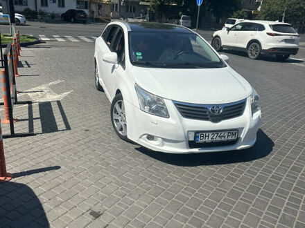Белый Тойота Авенсис, объемом двигателя 2.2 л и пробегом 300 тыс. км за 9000 $, фото 1 на Automoto.ua