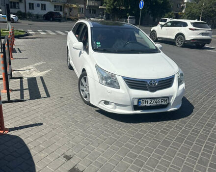 Белый Тойота Авенсис, объемом двигателя 2.2 л и пробегом 300 тыс. км за 9000 $, фото 1 на Automoto.ua