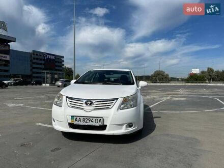 Белый Тойота Авенсис, объемом двигателя 1.8 л и пробегом 235 тыс. км за 9000 $, фото 1 на Automoto.ua