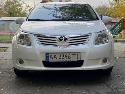 Белый Тойота Авенсис, объемом двигателя 2 л и пробегом 236 тыс. км за 10599 $, фото 1 на Automoto.ua