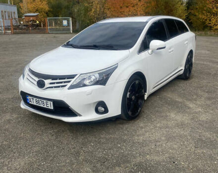 Белый Тойота Авенсис, объемом двигателя 2 л и пробегом 300 тыс. км за 9700 $, фото 1 на Automoto.ua