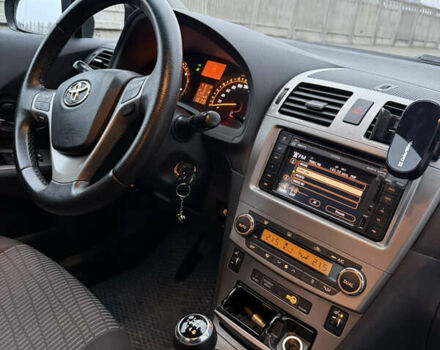 Чорний Тойота Авенсіс, об'ємом двигуна 2 л та пробігом 236 тис. км за 9999 $, фото 6 на Automoto.ua