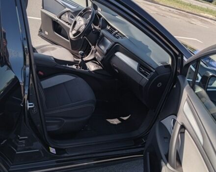 Чорний Тойота Авенсіс, об'ємом двигуна 2 л та пробігом 238 тис. км за 13600 $, фото 6 на Automoto.ua
