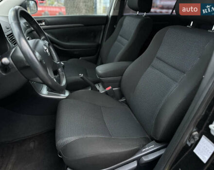Чорний Тойота Авенсіс, об'ємом двигуна 2 л та пробігом 264 тис. км за 7500 $, фото 28 на Automoto.ua