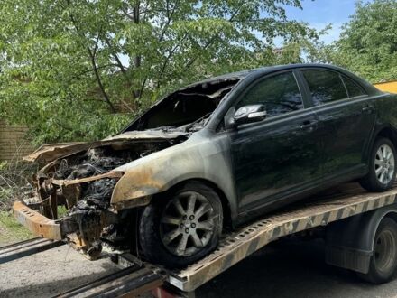 Черный Тойота Авенсис, объемом двигателя 1.8 л и пробегом 100 тыс. км за 2000 $, фото 1 на Automoto.ua