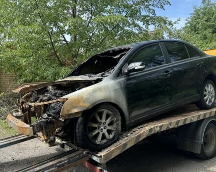 Черный Тойота Авенсис, объемом двигателя 1.8 л и пробегом 200 тыс. км за 1200 $, фото 1 на Automoto.ua