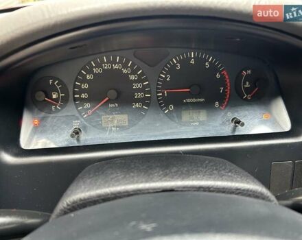 Красный Тойота Авенсис, объемом двигателя 1.76 л и пробегом 306 тыс. км за 3500 $, фото 1 на Automoto.ua