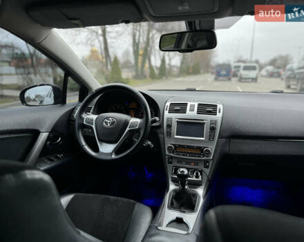 Красный Тойота Авенсис, объемом двигателя 2.01 л и пробегом 195 тыс. км за 11500 $, фото 4 на Automoto.ua