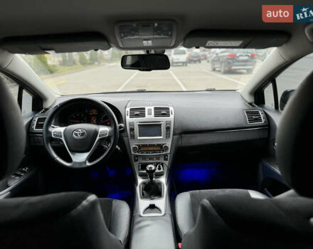 Красный Тойота Авенсис, объемом двигателя 2.01 л и пробегом 195 тыс. км за 11500 $, фото 3 на Automoto.ua