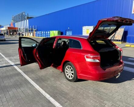 Красный Тойота Авенсис, объемом двигателя 2 л и пробегом 327 тыс. км за 8000 $, фото 4 на Automoto.ua