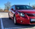 Красный Тойота Авенсис, объемом двигателя 2 л и пробегом 327 тыс. км за 8000 $, фото 1 на Automoto.ua