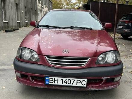 Красный Тойота Авенсис, объемом двигателя 1.76 л и пробегом 306 тыс. км за 3500 $, фото 1 на Automoto.ua