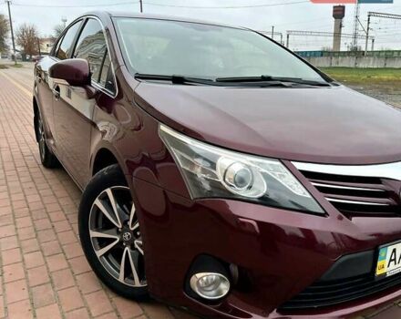 Красный Тойота Авенсис, объемом двигателя 2 л и пробегом 220 тыс. км за 10490 $, фото 1 на Automoto.ua