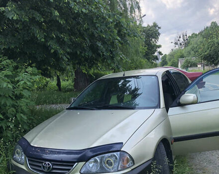 Желтый Тойота Авенсис, объемом двигателя 2 л и пробегом 249 тыс. км за 4000 $, фото 2 на Automoto.ua