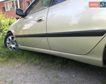 Желтый Тойота Авенсис, объемом двигателя 2 л и пробегом 249 тыс. км за 4000 $, фото 9 на Automoto.ua