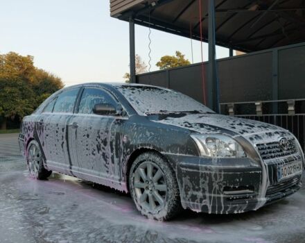 Серый Тойота Авенсис, объемом двигателя 2 л и пробегом 345 тыс. км за 5100 $, фото 2 на Automoto.ua