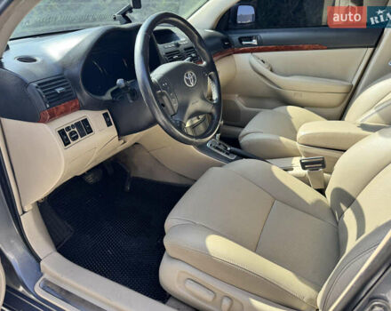Серый Тойота Авенсис, объемом двигателя 2 л и пробегом 260 тыс. км за 4600 $, фото 8 на Automoto.ua