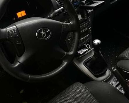 Серый Тойота Авенсис, объемом двигателя 2 л и пробегом 220 тыс. км за 7500 $, фото 1 на Automoto.ua