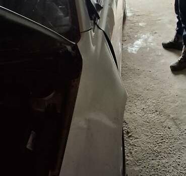 Серый Тойота Авенсис, объемом двигателя 1.6 л и пробегом 320 тыс. км за 2500 $, фото 6 на Automoto.ua