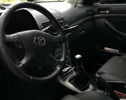 Серый Тойота Авенсис, объемом двигателя 2 л и пробегом 220 тыс. км за 7500 $, фото 4 на Automoto.ua