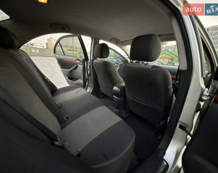 Серый Тойота Авенсис, объемом двигателя 1.79 л и пробегом 200 тыс. км за 5000 $, фото 24 на Automoto.ua