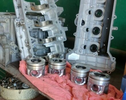 Серый Тойота Авенсис, объемом двигателя 2 л и пробегом 210 тыс. км за 7500 $, фото 4 на Automoto.ua