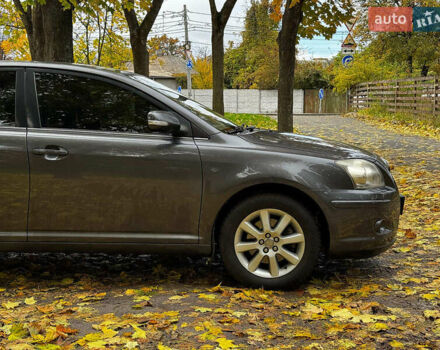 Серый Тойота Авенсис, объемом двигателя 2 л и пробегом 127 тыс. км за 7490 $, фото 2 на Automoto.ua