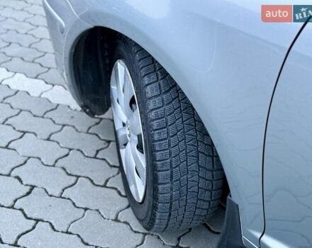 Серый Тойота Авенсис, объемом двигателя 1.6 л и пробегом 300 тыс. км за 5250 $, фото 5 на Automoto.ua