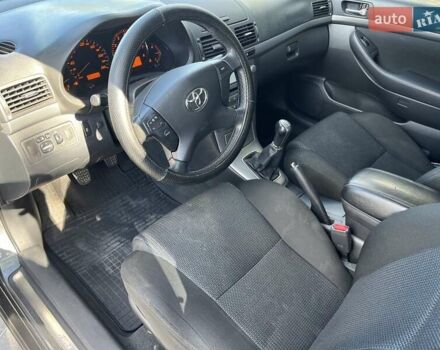 Сірий Тойота Авенсіс, об'ємом двигуна 1.8 л та пробігом 237 тис. км за 6500 $, фото 3 на Automoto.ua
