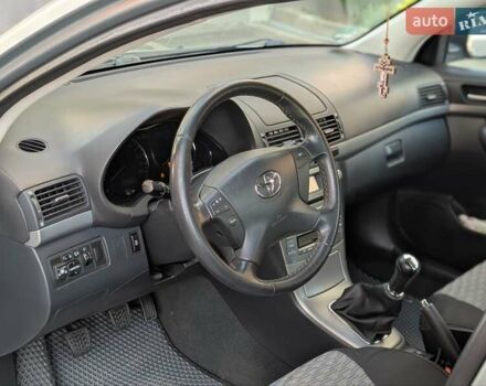 Сірий Тойота Авенсіс, об'ємом двигуна 1.8 л та пробігом 178 тис. км за 8000 $, фото 58 на Automoto.ua