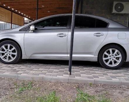 Серый Тойота Авенсис, объемом двигателя 2 л и пробегом 204 тыс. км за 8500 $, фото 1 на Automoto.ua