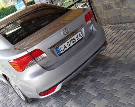 Серый Тойота Авенсис, объемом двигателя 2 л и пробегом 204 тыс. км за 8500 $, фото 4 на Automoto.ua