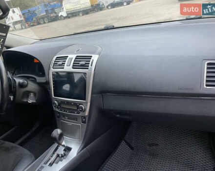 Серый Тойота Авенсис, объемом двигателя 2 л и пробегом 290 тыс. км за 11000 $, фото 1 на Automoto.ua