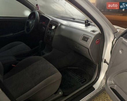 Серый Тойота Авенсис, объемом двигателя 2 л и пробегом 418 тыс. км за 2000 $, фото 16 на Automoto.ua