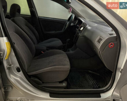 Серый Тойота Авенсис, объемом двигателя 2 л и пробегом 418 тыс. км за 2000 $, фото 9 на Automoto.ua